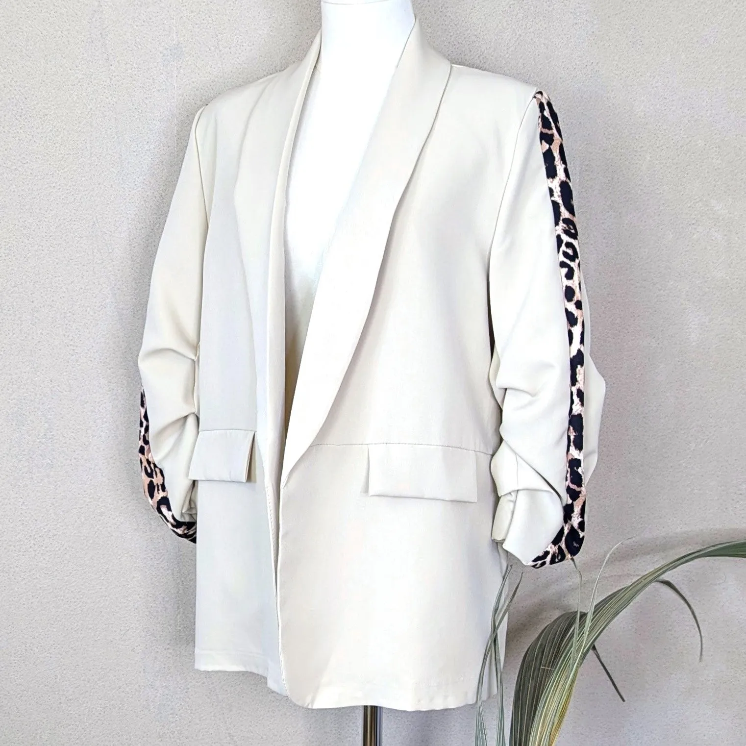 Chic blazer with animal print panel detail (M)