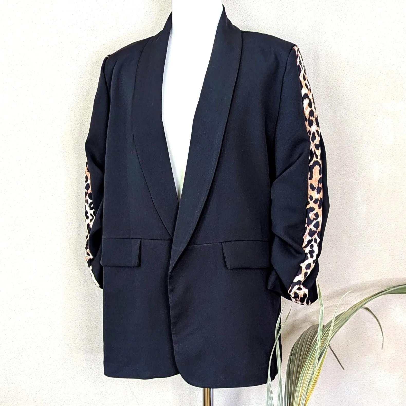 Chic blazer with animal print panel detail (M)